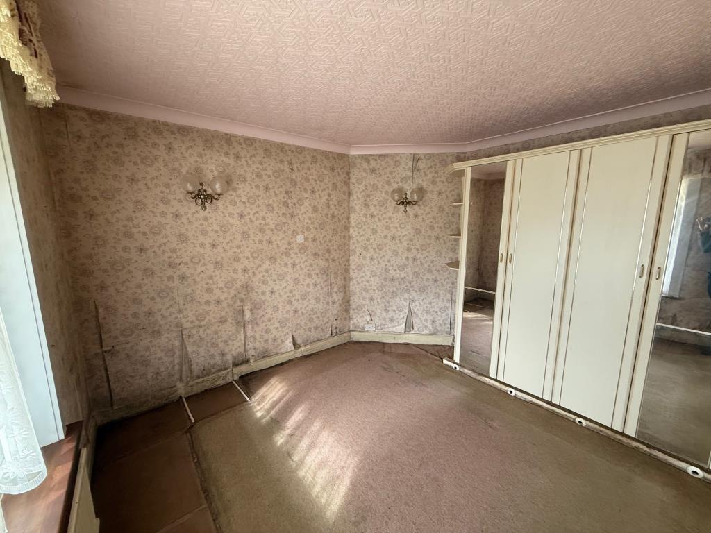Lot: 115 - BUNGALOW FOR RENOVATION - main bedroom with fitted wardrobes
